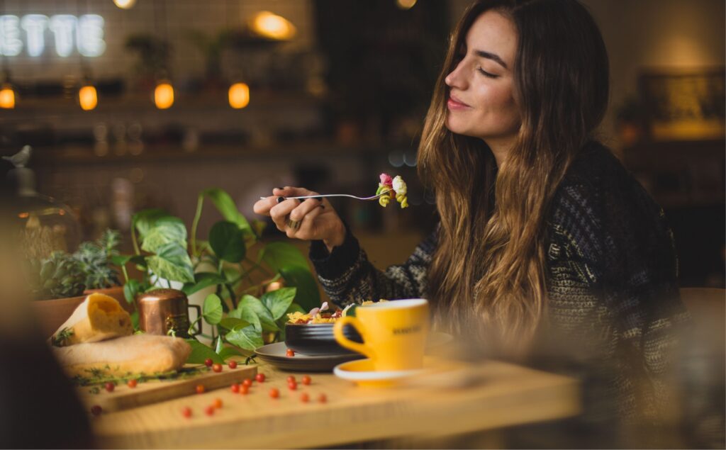 insecte-comestibles-femme-qui-mange-à-un-restaurant